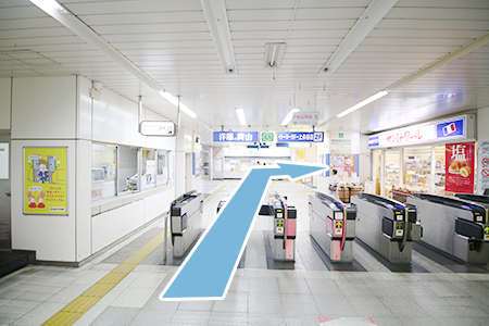 1.上永谷駅改札を出て右手の出口2に進みます。